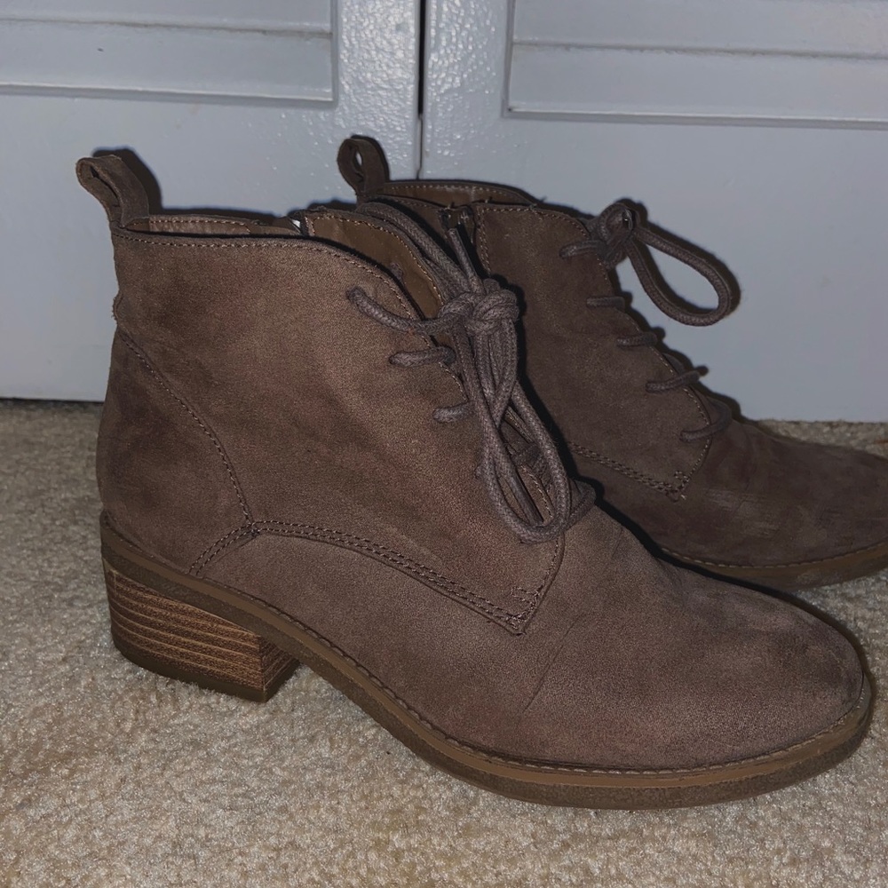 Suede light brown little booties 🌲🐻